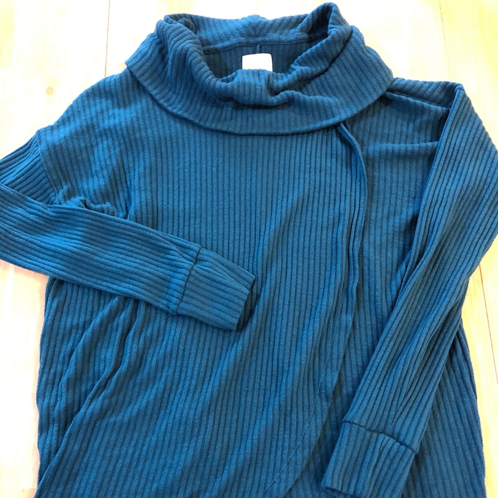 A.Glow maternity nursing shirt sweater sz med